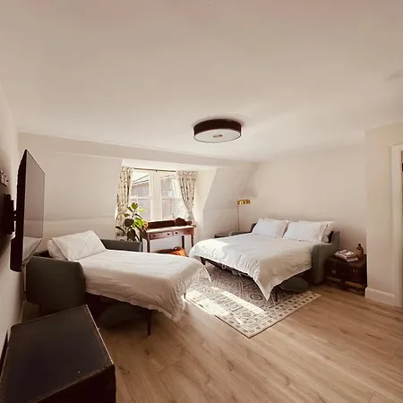 Courtyard Apartment *